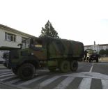 Des camions Renault GBC 180 quittent la caserne du 8e RPIMa, parachutistes à leurs bords, en direction de l'aéroport d'Istres.