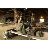 Parachutistes terminant leur paquetage avant leur départ pour le Kosovo.