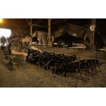 Les parachutistes du 8e RPIMa patientent sur des lits picots dans un hangar de l'aéroport d'Istres avant leur départ pour le Kosovo.