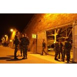 Les parachutistes du 8e RPIMa attendent à l'aéroport d'Istres leur départ pour le Kosovo.