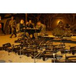 A l'aéroport d'Istres, derniers préparatifs des parachutistes du 8e RPIMa avant leur départ pour le Kosovo.