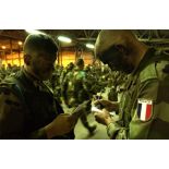 A l'aéroport d'Istres, derniers préparatifs des parachutistes du 8e RPIMa avant leur départ pour le Kosovo.