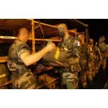 A l'aéroport d'Istres, les parachutistes du 8e RPIMa récupèrent les parachutes juste avant leur embarquement pour le Kosovo.