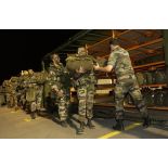 A l'aéroport d'Istres, les parachutistes du 8e RPIMa récupèrent les parachutes juste avant leur départ pour le Kosovo.