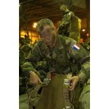 A l'aéroport d'Istres, les parachutistesdu 8e RPIMa, visages grimés, s'apprêtent à partir pour le Kosovo.