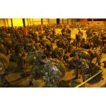 A l'aéroport d'Istres, les parachutistesdu 8e RPIMa, visages grimés, s'apprêtent à partir pour le Kosovo.