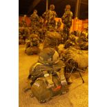 Equipements individuels des parachutistes du 8e RPIMa juste avant leur départ pour le Kosovo.