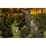 A l'aéroport d'Istres, les hommes du 8e RPIMa, visages grimés et équipés de parachutes, sont prêts à embarquer pour le Kosovo.