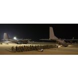 A l'aéroport d'Istres, les parachutistes du 8e RPIMa s'apprêtent à embarquer dans des Transall en partance pour le Kosovo.