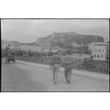 Corfou, promenade d'officiers de la Luftwaffe non loin de la citadelle et du port de plaisance.