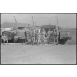 Dans le port de Corfou, déchargement de matériels depuis des péniches de la Kriegsmarine.