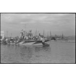 Dans le port de Corfou, déchargement de matériels depuis des péniches de la Kriegsmarine.