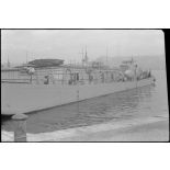 Dans le port de Corfou, déchargement de matériels depuis des péniches de la Kriegsmarine.