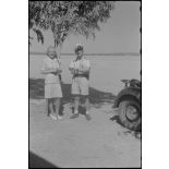Sur le terrain de Corfou, une femme et un pilote de Junkers Ju-52 du Transportgeschwader 4 (I./TG 4).