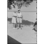 Sur le terrain de Corfou, une femme et un pilote de Junkers Ju-52 du Transportgeschwader 4 (I./TG 4).
