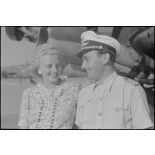 Sur le terrain de Corfou, une femme et un pilote de Junkers Ju-52 du Transportgeschwader 4 (I./TG 4).