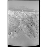 Sur l'île de Santorin, un village perché sur les falaises.