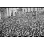 Place Saint-Pierre à Besançon, une foule nombreuse acclame le général De Gaulle venu rendre visite aux Bisontins après la libération de leur ville.