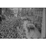 Défilé des troupes de l'Armée B dans les rues de Besançon libérée devant une foule nombreuse.