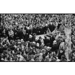 Place Saint-Pierre à Besançon, une foule nombreuse s'est rassemblée pour la venue du général De Gaulle et célébrer la libération de la ville.