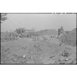 Une pièce de DCA de 8,8 cm FlaK prend la route en enfilade.