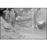 Les activités d'un hôpital de campagne des troupes aéroportées allemandes, transport d'un blessé sur une civière.