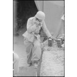 Un commandant (Major) des troupes aéroportées allemandes devant un hôpital de campagne.