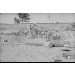 Les activités d'un hôpital de campagne des troupes aéroportées allemandes, transport d'un blessé sur une civière.