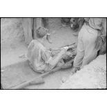 Transport d'un blessé sur une civière jusqu'à l'entrée d'un hôpital de campagne des troupes aéroportées allemandes.