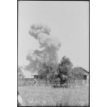 Des explosions retentissent à une centaine de mètres du reporter, ce qui attire l'attention des parachutistes qui défendent la route 115.