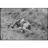 Un cadavre de fantassin britannique tué lors de l'attaque de la route 115 sur la côte est de la Sicile.