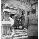 Winston Churchill, premier ministre de Grande-Bretagne, et le général de Gaulle, rendent visite à la 1re armée au PC de la 9e DIC (division d'infanterie coloniale) installé au château de Montalembert à Maîche (Doubs).