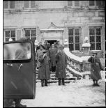 Winston Churchill, premier ministre de Grande-Bretagne, et le général de Gaulle, rendent visite à la 1re armée au PC de la 9e DIC (division d'infanterie coloniale) installé au château de Montalembert à Maîche (Doubs).