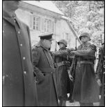 Winston Churchill, premier ministre de Grande-Bretagne, et le général de Gaulle, rendent visite à la 1re armée au PC de la 9e DIC (division d'infanterie coloniale) installé au château de Montalembert à Maîche (Doubs).