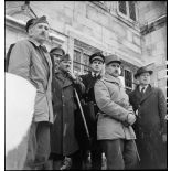 Vue en contre-plongée des quelques-unes des autorités civiles et militaires françaises et britanniques venues rendre visite à la 1re Armée au PC de la 9e DIC (division d'infanterie coloniale) installé au château de Montalembert à Maîche (Doubs).