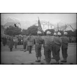 Lors de la venue du général de Gaulle à Albertville, le général de lattre de Tassigny salue le drapeau du 10e RTM.