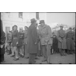 Lors de la venue du général de Gaulle à Albertville, le général de Lattre de Tassigny s'entretient avec une autorité de la ville.
