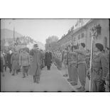 A l'occasion de sa venue à Albertville, le général de Gaulle passe devant les troupes qui lui rendent les honneurs.