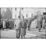 Félicitations du général de Gaulle au chef de corps après le défilé des troupes.