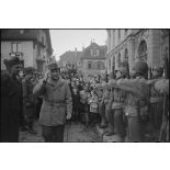Revue d'un piquet d'honneur par le général de Lattre de Tassigny, commandant la 1re Armée, à son arrivée dans Montbéliard libéré dans la journée par les troupes françaises.
