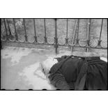 Cadavre d'une femme gisant sur le pont d'Anvers à Strasbourg, photographié lors des combats de libération de la ville par la 2e DB (division blindée).