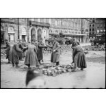 Prisonniers de guerre allemands employés à déblayer la place Kléber à Strasbourg.
