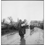 Patrouille dans une rue de Delle, reconquise par le RICM (régiment d'infanterie coloniale du Maroc).