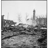Habitations en ruine dans la commune de Delle, reconquise le 18 novembre 1944 par le RICM (Régiment d'infanterie coloniale du Maroc) à la suite de violents combats.