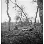 Guet par un soldat du 1er corps d'armée équipé d'une mitrailleuse Browning M1917 A1 dans le secteur de Delle.