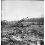 Dans le secteur de Delle, des artilleurs du 1er corps d'armée exécutent des tirs de harcèlement avec un obusier de 155 M1A1.