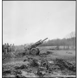 Dans le secteur de Delle, des artilleurs du 1er corps d'armée exécutent des tirs de harcèlement avec un obusier de 155 M1A1.