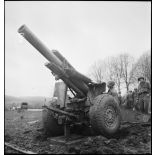 Dans le secteur de Delle, des artilleurs du 1er corps d'armée exécutent des tirs de harcèlement avec un obusier de 155 M1A1.