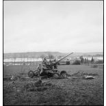 Surveillance antiaérienne par des artilleurs du 1er corps d'armée à l'aide d'un canon Bofors de 40mm dans le secteur de Delle.