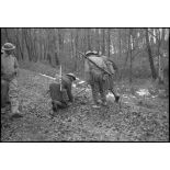 Soldats de la 1re DMI (division de marche d'infanterie) déminant dans un bois sur les hauteurs dominantes au nord-est de Champagney.